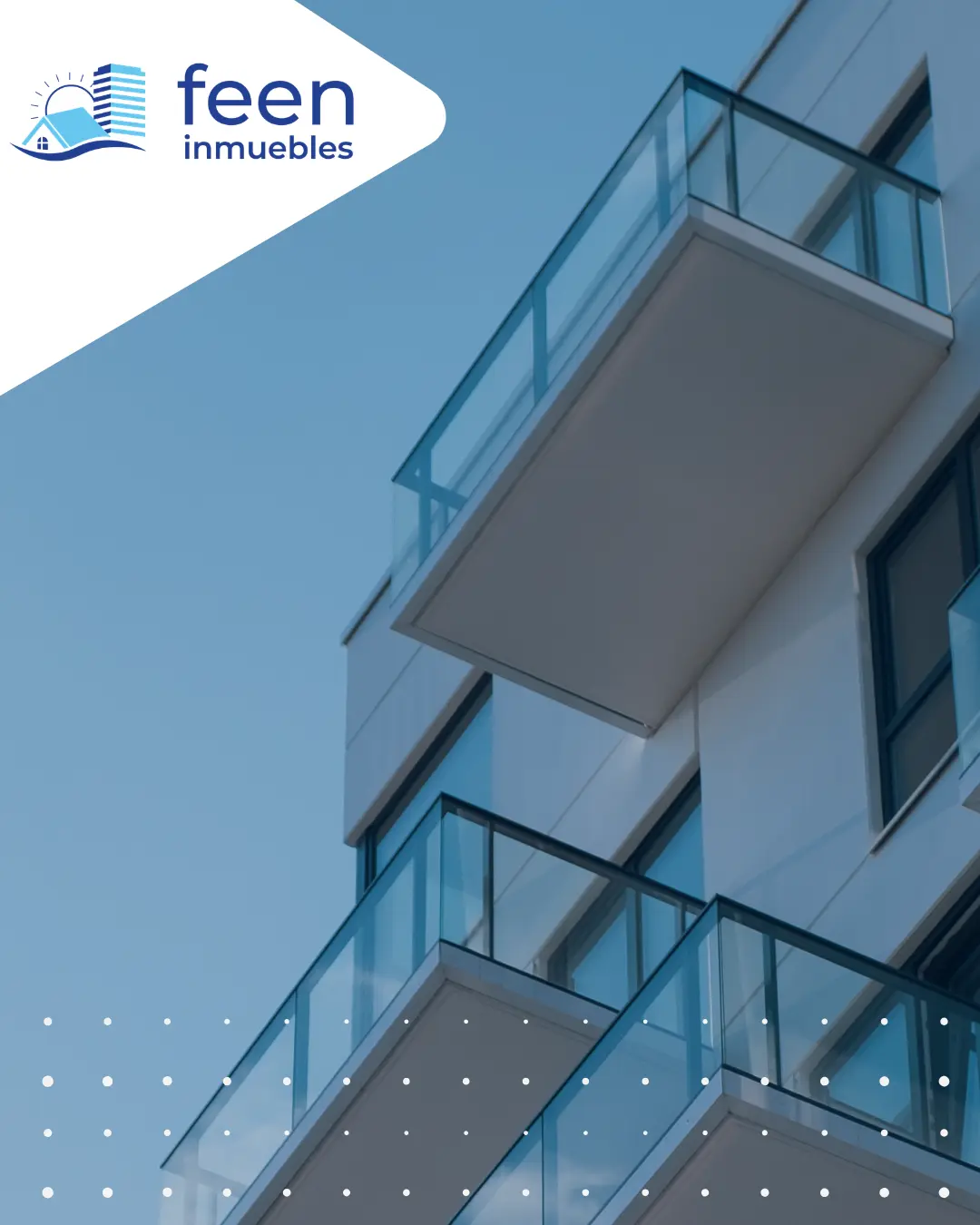 Agente inmobiliario asesorando clientes sobre venta de propiedades