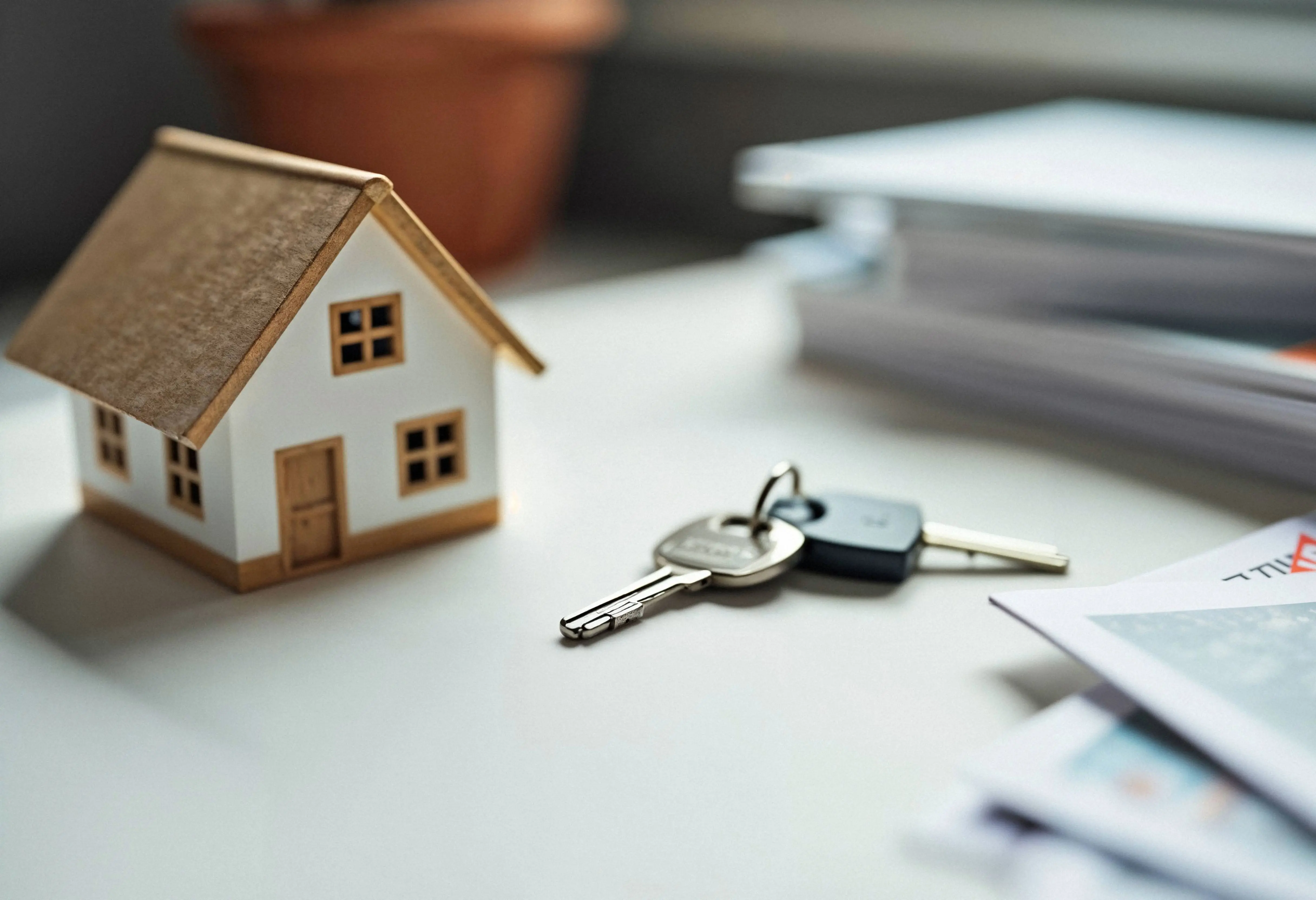 Agente inmobiliario asesorando clientes sobre venta de propiedades