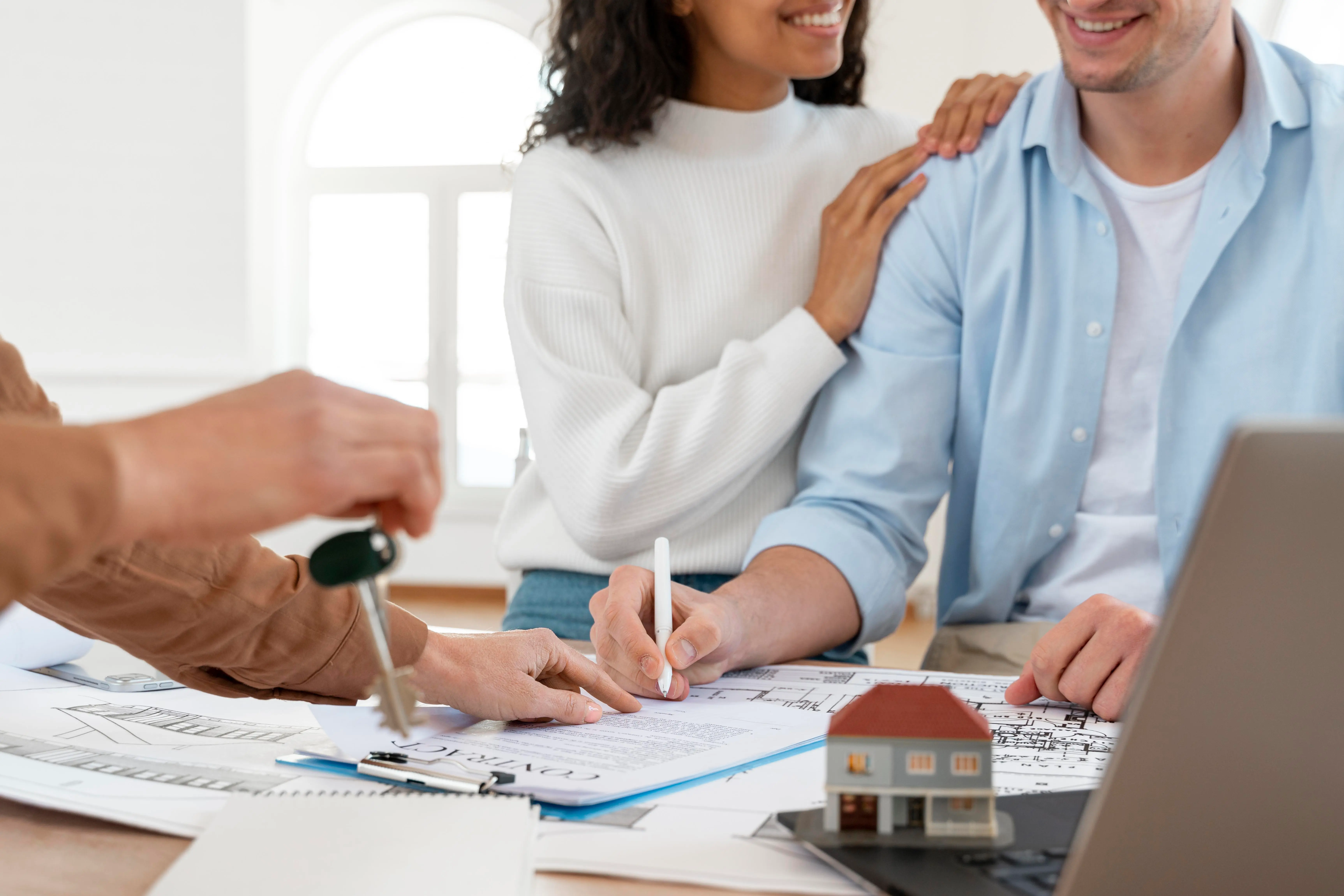 Agente inmobiliario asesorando clientes sobre venta de propiedades